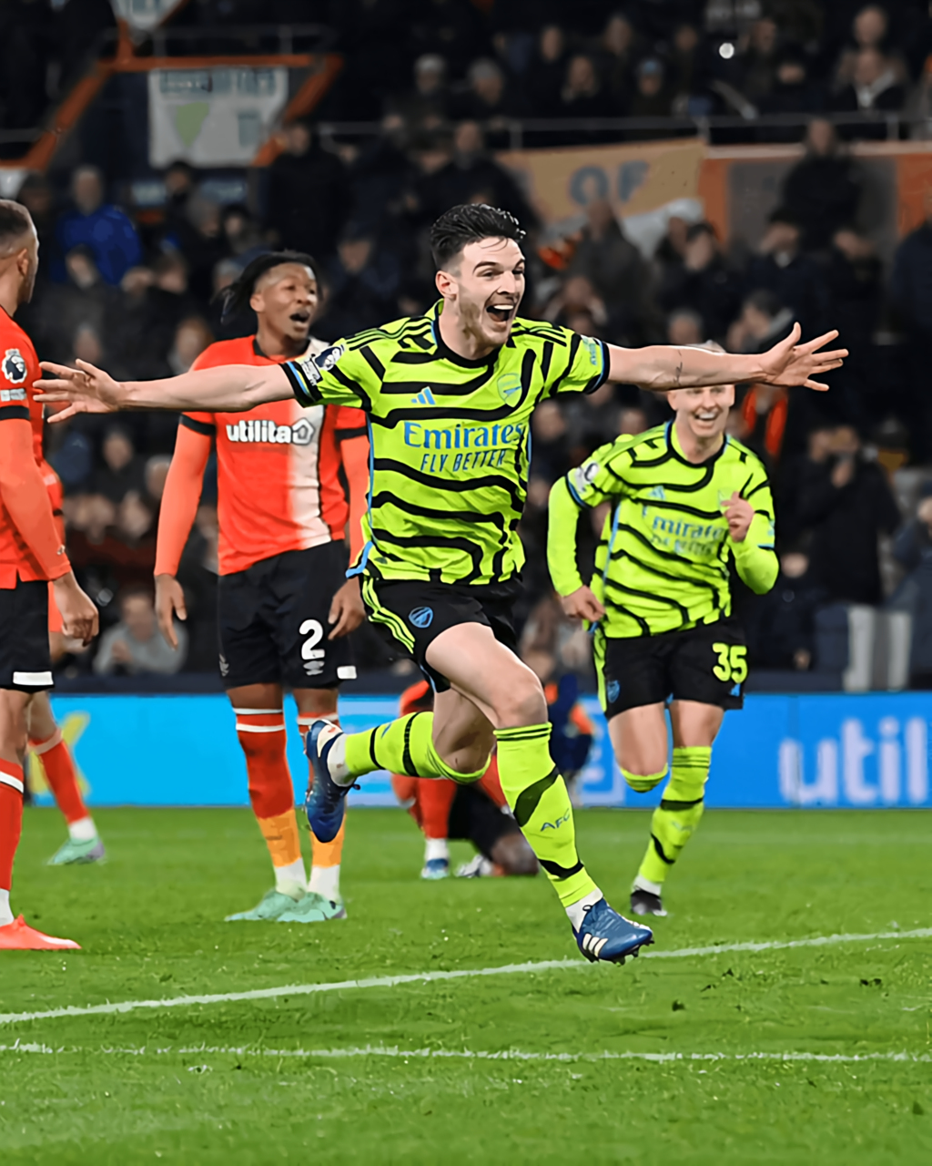 火爆瞬间！球场上精彩绝伦，观众热血沸腾的简单介绍