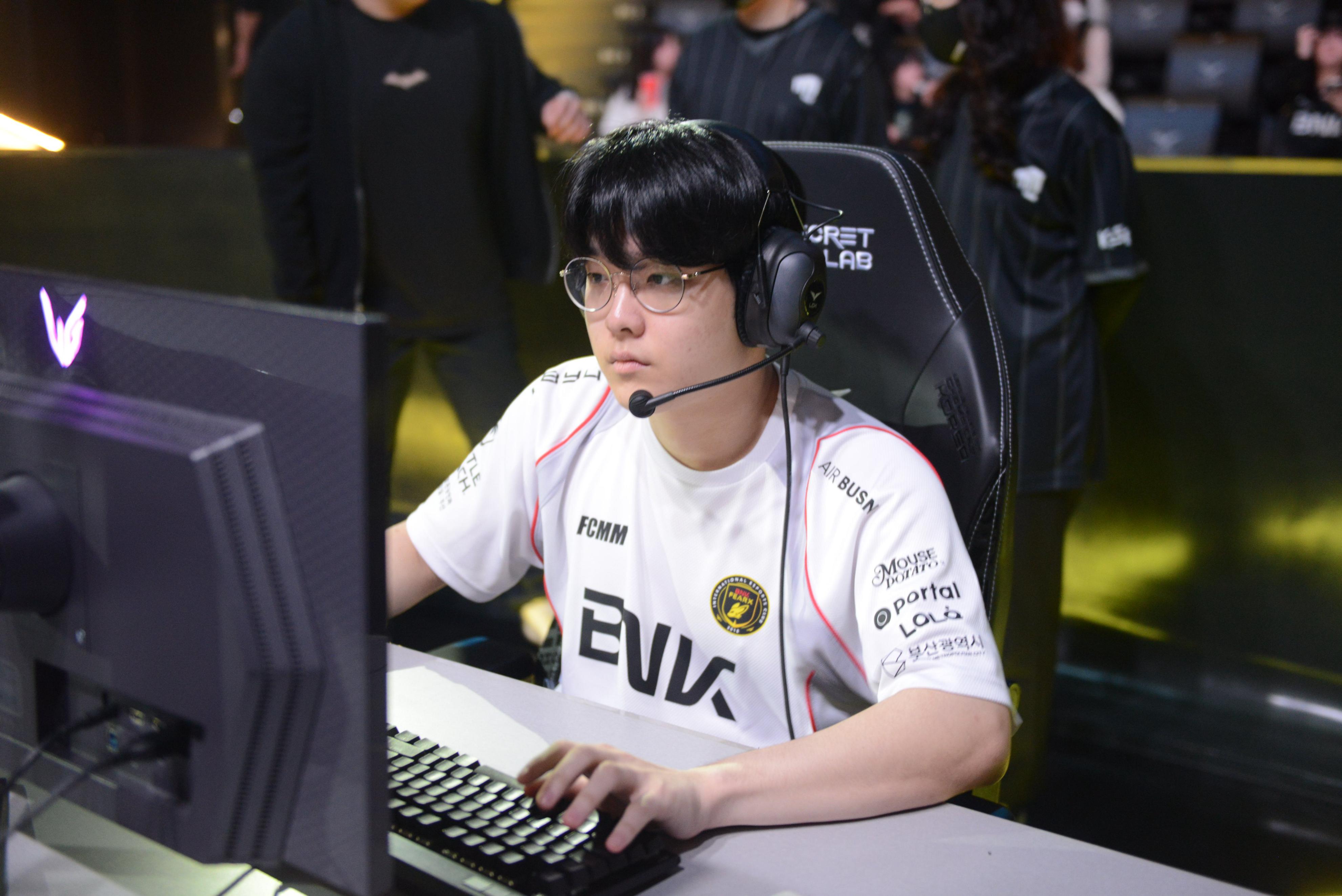 DK险胜WBG，ShowMaker开启传奇时刻半决赛3:2（深圳）