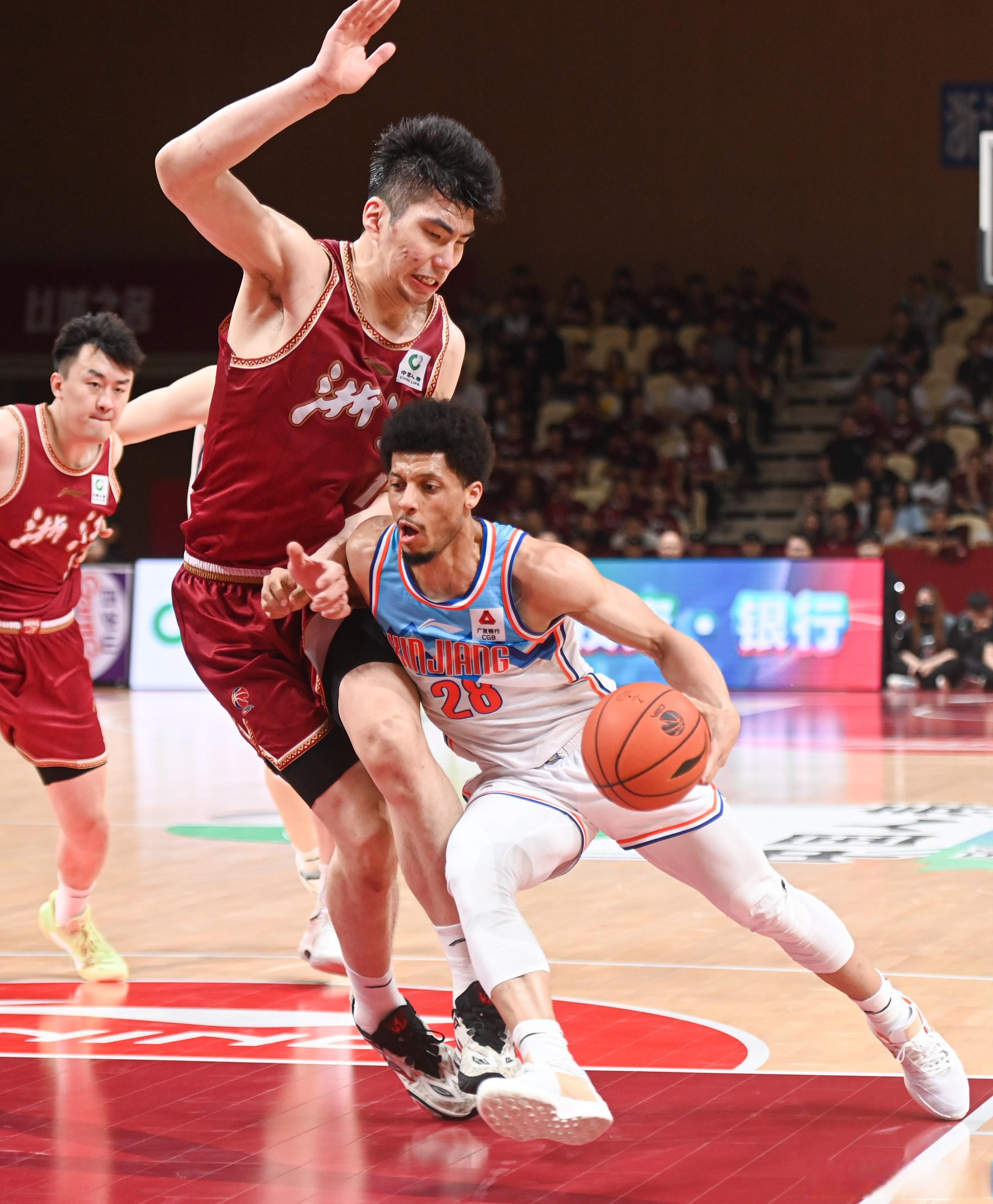 新疆队面对广东队，力争晋级季后赛