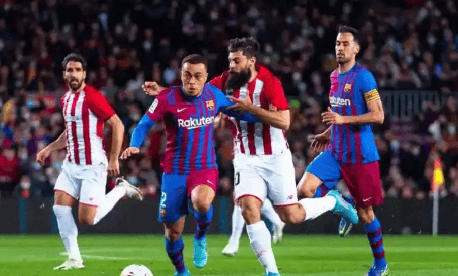 包含巴塞罗那客场大胜巴伦西亚，继续保持榜首位置的词条